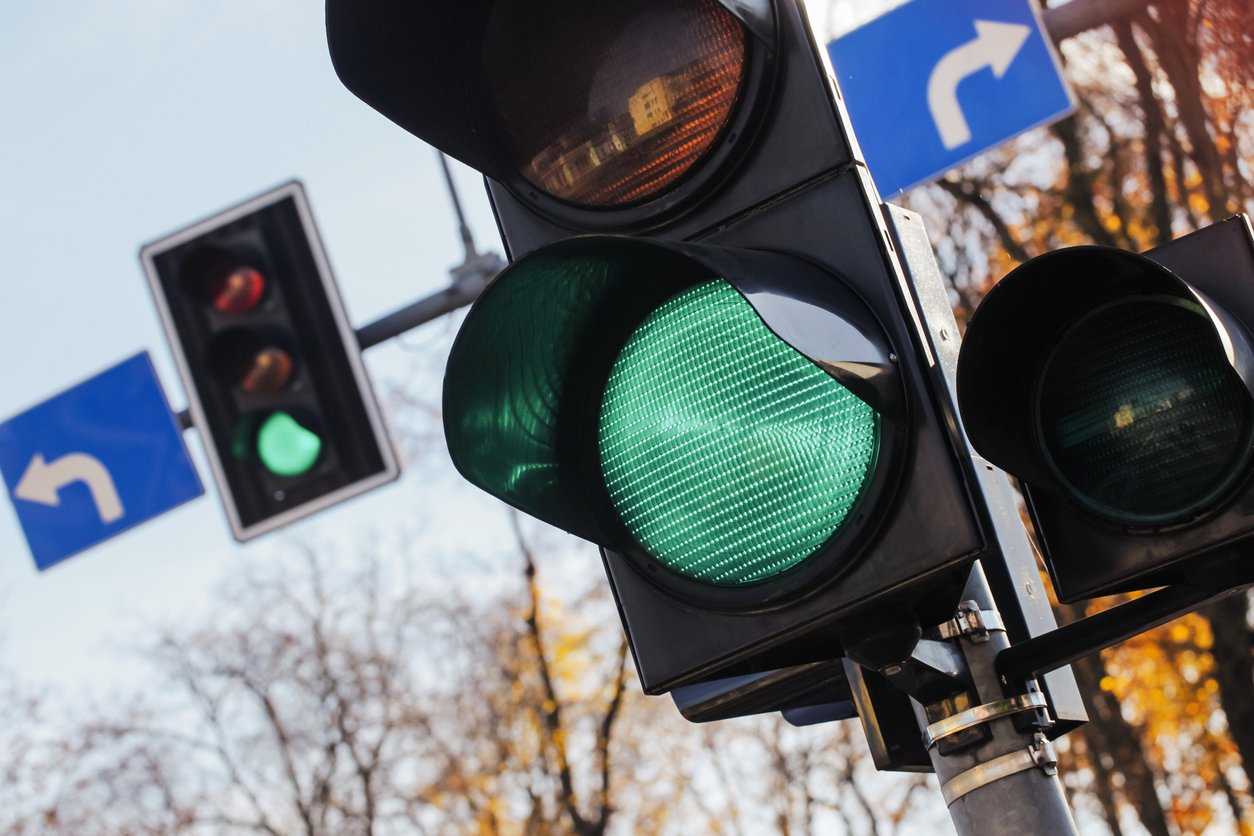 Green traffic light signal. Left and right intersection. Permission to drive. Smart traffic light. semaforo verde 1793602143 - Aci delegazione di Rozzano